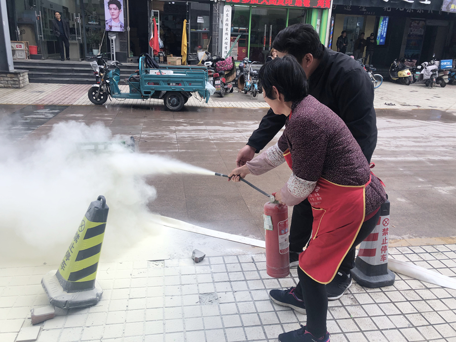 山東出版實(shí)業(yè)公司濟(jì)南分公司開(kāi)展消防安全大檢查、消防知識(shí)培訓(xùn)及演練
